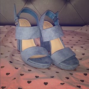 ✨NEW APT 9 BLUE HEELS✨